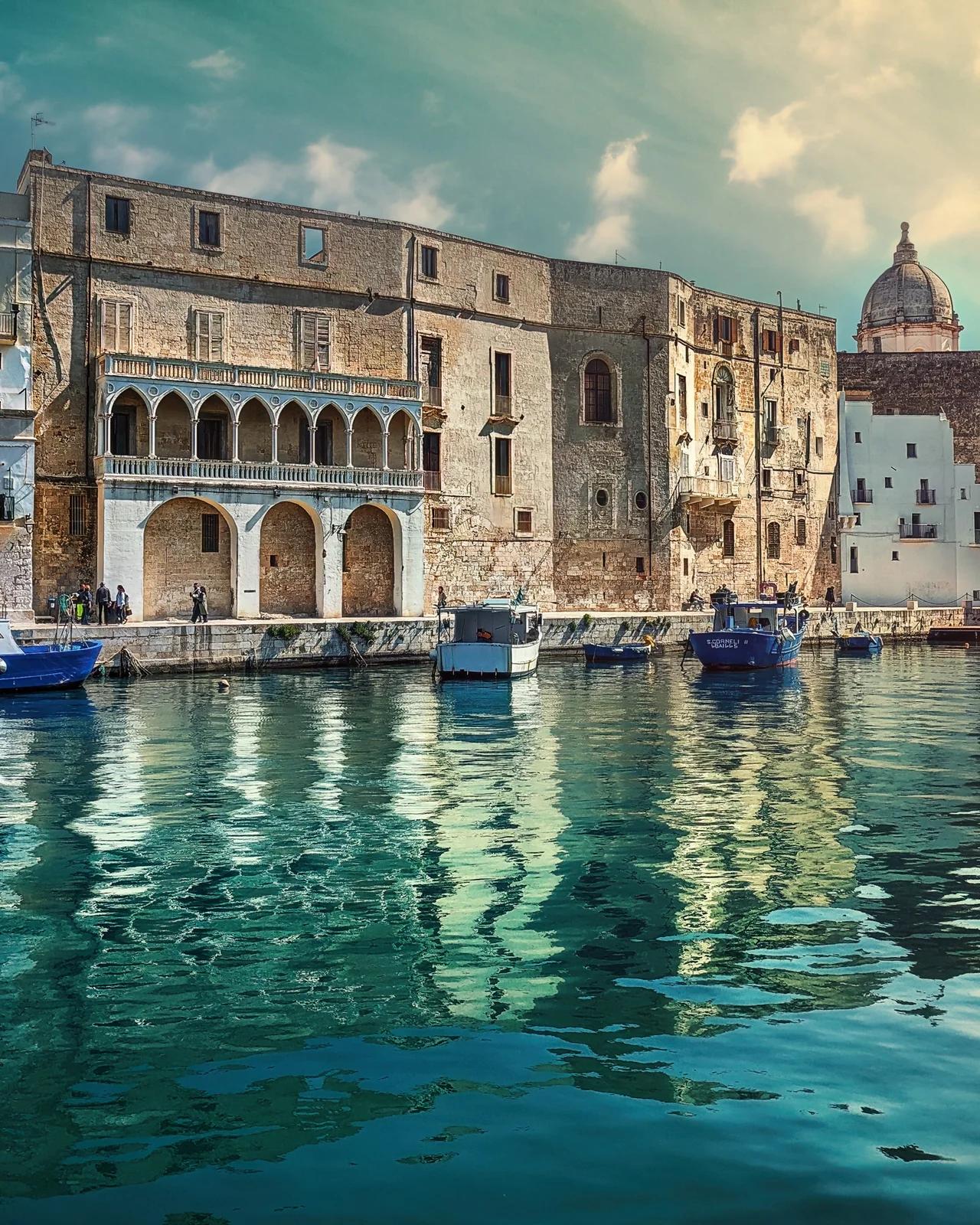 Barche e riflessi davanti ai palazzi del Porto Vecchio di Monopoli